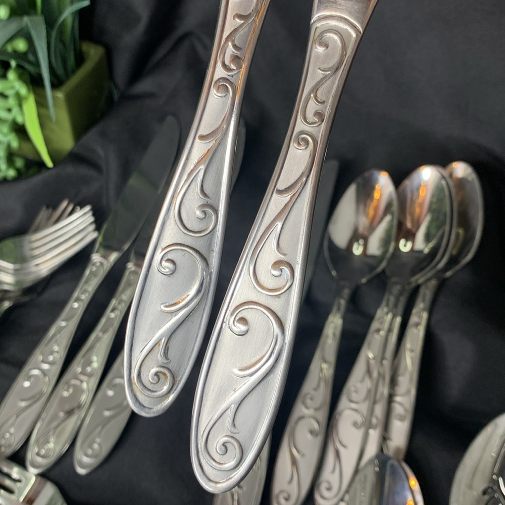 Oneida MANDERLY 28 piece Oneida flatware and serving set - Picture 10 of 12
